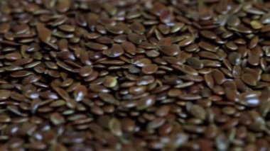 Beyaz arka planda keten tohumu, yakın plan. Tarım, metin için kopyalama alanı, makro