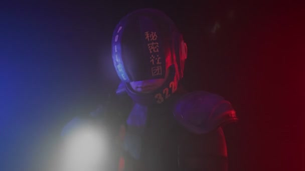 Cyberpunk concetto futuro. Poliziotto, dice mezzo uomo. Bionic cyborg robot mira in giro in dar, fumo, fumo. Pistola con lanterna. Scena di fantascienza, fantasia, fantascienza. La luce blu rossa lampeggia — Video Stock