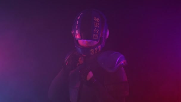 Concepto futuro cyberpunk. Oficial de policía en pose de boxeo con puños. El robot Halfman está listo para luchar en la oscuridad con humo, humo. El cyborg biónico mira la cámara. La luz azul roja parpadea. Retrato — Vídeo de stock