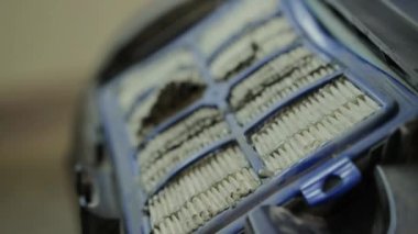 Elektrik süpürgesinin filtresini toz ve toz parçacıklarını muhafaza etmek için değiştiriyorum. Filtre ögesi, yakın plan