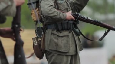 2. Dünya Savaşı sırasında Alman ordusunun Wehrmacht üniformalı askerleri, 22 Haziran 1941 'de Sovyetler Birliği' nde Sovyet İşgali 'nin yeniden inşası sırasında tüfeklerle ve savaşa hazırlanıyorlardı. Yakın çekim yavaş çekim