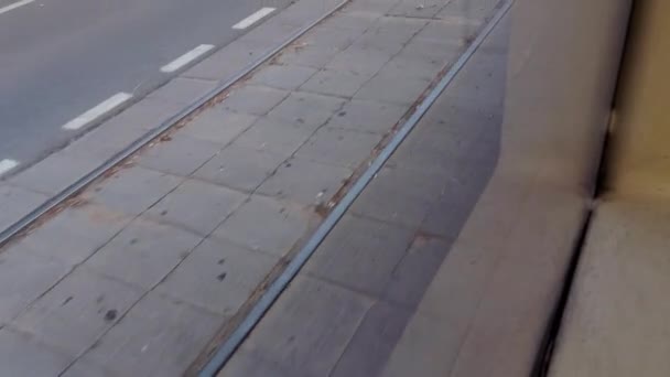 Huellas de tranvía en la ciudad en movimiento, fondo, primer plano — Vídeos de Stock