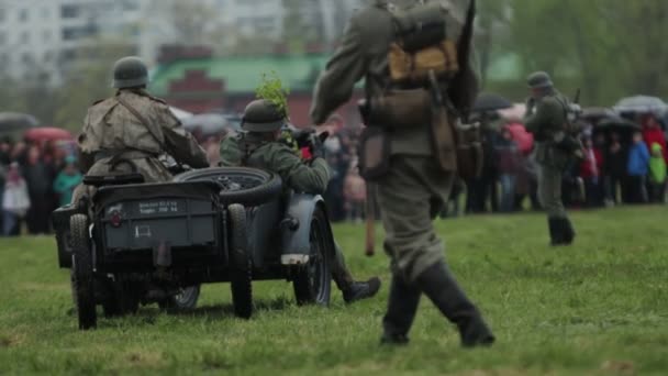 제2 차 세계 대전 동안 독일 육군 국방군의 군복을 입은 군인들은 1941 년 6 월 22 일 소련 침공 당시 사이드카와 기관총을 들고 오토바이에 앉아 있었다. 위대 한 애국 전쟁 — 비디오