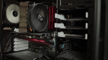 İçinde detaylar olan modern bilgisayar sistemi birimi. Bilgisayar güncellemesi, geçmiş. Bilgisayar bakımı ve toz temizliği, yakın plan.