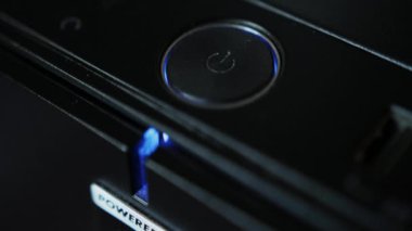 Bilgisayar sisteminde açılıp kapanan modern bir düğme. Mavi güç göstergesi, makro