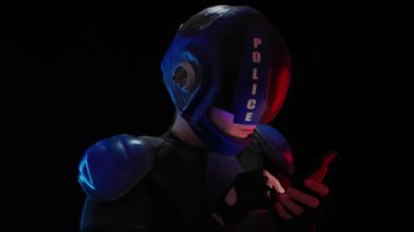 Siberpunk 'ın geleceği. Biyonik sayborg telefon kullanıyor, polis memuru karanlıkta haberlere bakıyor. Halfman insanlık tarihini araştırıyor, millet. Makine öğrenimi. Robot polis bilgi arıyor.