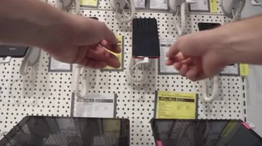 MINSK, BELARUS 30.07.20: Modern bir telefon ve cihaz seçmek ve satın almak. Elektronik mağazası, alışveriş, yakın çekim.