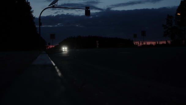 Im Hintergrund der Autoverkehr auf der Autobahn in der Nacht. Blinkender Fußgängerüberweg über die Straße, Transport — Stockvideo