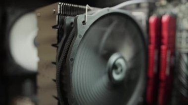 Bilgisayar sistemindeki işlemciyi soğutmak için modern soğutucu, yakın plan. Bilgisayar bakımı