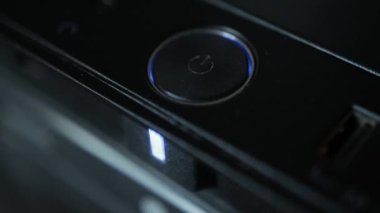 Bilgisayar sisteminde açılıp kapanan modern bir düğme. Mavi güç göstergesi, makro