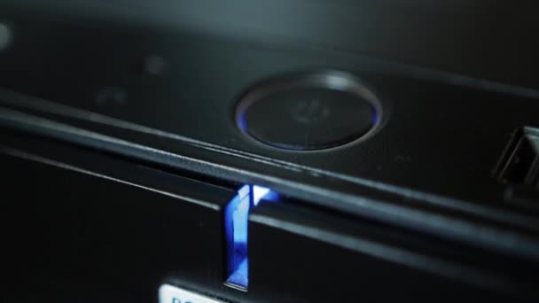 オンとオフのためのコンピュータシステムユニット上の近代的なボタン。ブルーパワーインジケータ、マクロ — ストック動画
