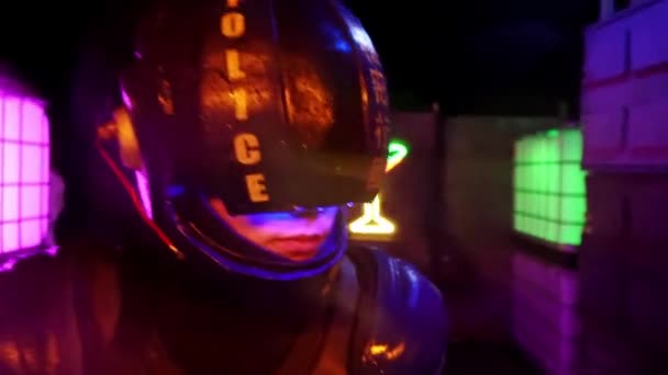 Cyberpunk-Konzept, Zukunftswelt. Polizist Halfman bionischen Cyborg ist zu Fuß durch die Nacht Bereich der Stadt. Razzia. Science-Fiction-Szene, Fantasy, Sci-Fi. Welt von morgen. Neonbeleuchtung. Roboter. Nahaufnahme — Stockvideo