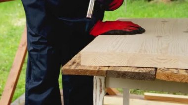 Bitirirken gaz ocağıyla odun ateşlemek. Atış teknolojisi, yakın çekim, endüstriyel