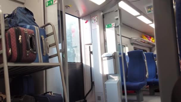在一辆现代火车的内部乘客们去旅行，灯光照在窗户上。铁路客运概念 — 图库视频影像