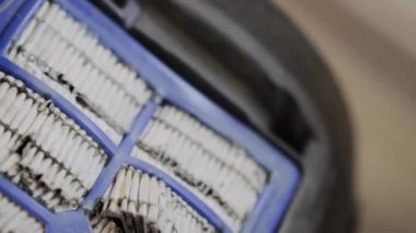 Eski bir elektrikli süpürge filtresi kullanılmış. Filtreyi yenisiyle değiştiriyorum, yakın plan.