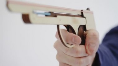 Adamın biri silah mesafesinde tahta bir tabanca tutuyor. Adam birine nişan alıyor. Ofis muharebesine hazırlanıyorum. Kovboy düellosu taklidi. - Yakın çekim. Düellodan önce komik bir durum