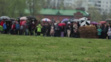 Seyirciler, 22 Haziran 1941 'de Kızıl Ordu ve Wehrmacht Alman ordusu arasındaki 2. Dünya Savaşı' nda Sovyetler Birliği 'nin işgal olaylarının yeniden yapılandırılmasının başlamasını bekliyor. Yağmur. Göster