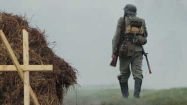 2. Dünya Savaşı sırasında Alman ordusunun Wehrmacht üniforması giyen asker, 22 Haziran 1941 'de Sovyetler Birliği' nde SSCB 'nin yeniden inşası sırasında sise karışır. Büyük Vatanseverlik Savaşı