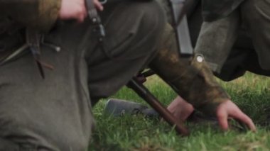 2. Dünya Savaşı sırasında Alman ordusunun Wehrmacht üniformalı askerleri, 22 Haziran 1941 'de Sovyetler Birliği' nde Sovyetler Birliği 'nin yeniden inşası sırasında çatışmayı bekleyen tüfek tüfeği ve maschinenpistole ile otururlar.