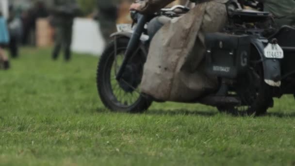 I soldati tedeschi cavalcano moto con sidecar durante la ricostruzione di battaglia d'invasione in URSS il 22 giugno 1941 durante la seconda guerra mondiale. Grande guerra patriottica. — Video Stock