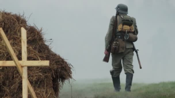 第二次世界大戦中のドイツ軍の武器庫の制服を着た兵士は、ソ連への侵攻の再建中の戦いの後、霧の中に入ります22 6月1941ソ連で.大祖国戦争 — ストック動画