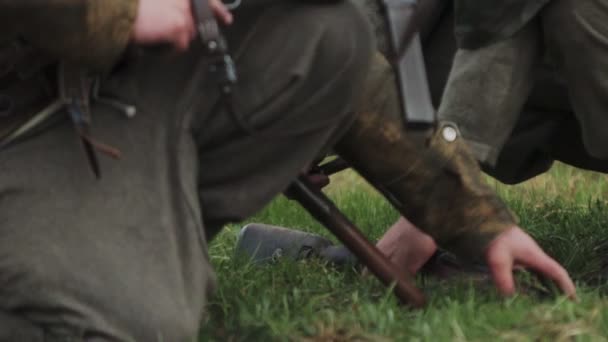 Soldados em uniforme de Wehrmacht do exército alemão durante a Segunda Guerra Mundial sentam-se com arma de rifle e maschinenpistole esperando a batalha durante a reconstrução da invasão à URSS 22 Junho 1941 na União Soviética — Vídeo de Stock