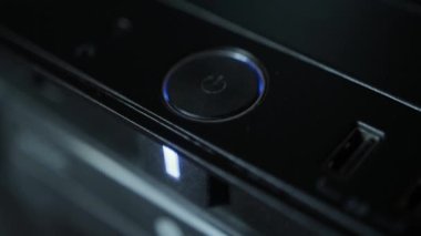 Bilgisayar sisteminde açılıp kapanan modern bir düğme. Mavi güç göstergesi, makro