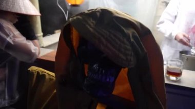 Siberpunk gelecek konsepti. Silahlı bir adam yakın mesafeden biyonik sayborgların yüzüne nişan alıyor. Robot haydutla kısa film çekimi sahnesi, suçlu. Bilim kurgu sahnesi, fantezi, bilim. Kafatası