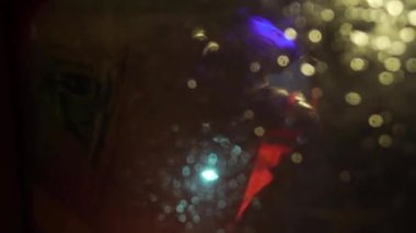 Siberpunk 'ın geleceği. Polis yarım adam biyonik cyborg arabanın ön camını siliyor, polis kaçak ya da kaçak göçmeni arıyor. Bilim kurgu sahne fantezisi. Yarının dünyası. İç görünüm