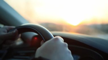 Sürücüler kışın araba sürerken direksiyonu tutarlar, yakın plan. Karlı ve kaygan bir yolda sürüş konsepti, buzlu