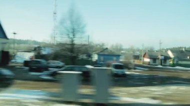 Köyde ve kırsalda araba sürerken tren penceresinden manzarayı seyret. İlkbahar zamanı, karlı buzlu yamalar, arka plan. Peyzaj