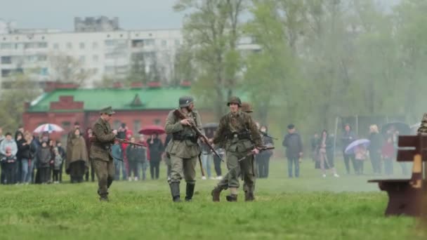 Soldats de l'armée allemande dans la Wehrmacht, uniforme SS Waffen se préparent pour la bataille lors de la reconstruction de l'invasion de l'URSS 22 Juin 1941 à la Seconde Guerre mondiale sur le front de l'Est. BOBRUISK, BELARUS - 9 MAI 2021 — Video