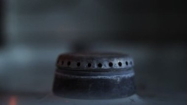 Ocağın gaz ocağında kibritle ateş yakmak, gaz sobası. Yavaş çekim