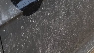 Yoldan kirli su damlaları bir arabanın camında, yakın plan. Yol ayırtıcıları, yakın plan.