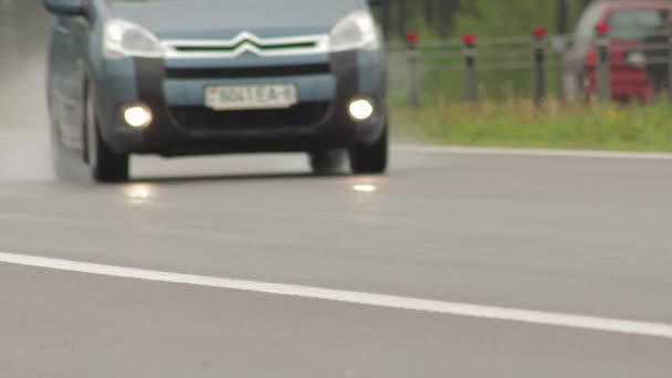 Road Bobruisk-Minsk, BELARUS - 19 mei 2021: Auto 's rijden op een natte weg in de voorstad bij slecht regenweer, op de achtergrond. Autochassis — Stockvideo