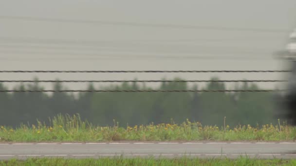 一辆客车在高速公路上靠紧的公路安全电缆行驶。文本的复制空间 — 图库视频影像