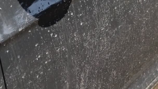 Gotas de agua sucias de la carretera en las ventanas de un coche, de cerca. Reactivos de carretera, primer plano — Vídeos de Stock