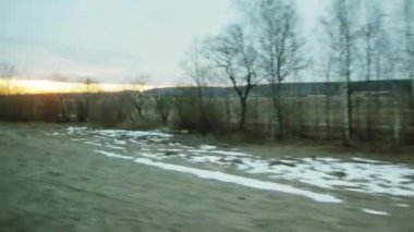 Trene binerken güzel turuncu gün batımı, pencereden manzara. Doğa ve ormanlar, arka plan. Bahar