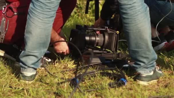 フィルムクルーは、映画の撮影のためのデジタルシネマカメラを準備し、調整します。DOP。撮影監督。映画製作。舞台、シーン。セットで。映画撮影とビデオ撮影。レンタルコンセプト — ストック動画