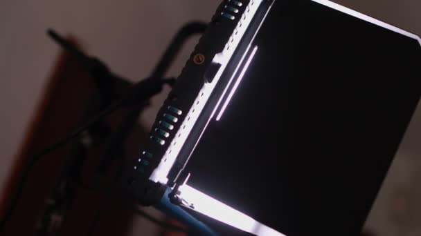 Επαγγελματικό πάνελ φωτισμού LED. Πηγή του σταθερού εξοπλισμού φωτισμού είναι στο σύνολο κατά τη διάρκεια γυρίσματα του φιλμ. Κινηματογραφική παραγωγή. Σκηνή, σκηνή. Οι υαλοπίνακες δουλεύουν. Κινηματογραφία και βιντεογραφία. Κλείσιμο — Αρχείο Βίντεο