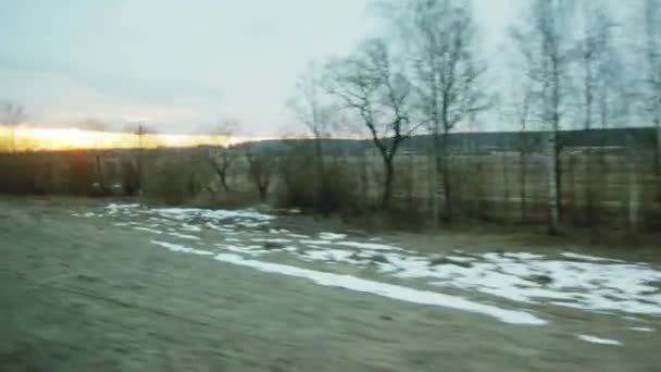 Оранжевый закат во время поездки на поезде, вид из окна. Природа и леса, фон. Весна — стоковое видео