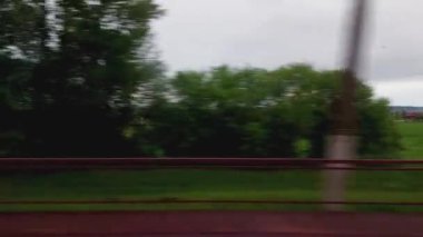 Tren penceresinden tarladaki güzel bir Rus köyüne bakın. Yaz doğası, geçmiş. Demiryolu.