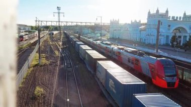 Tren istasyonu, güneşli bir yaz gününde yük treni ve yolcu treni manzarası. Yukarıdan görüntüle, metin için alanı kopyala
