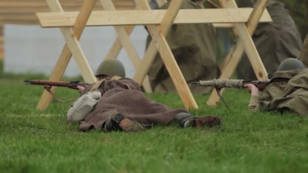 Rode Leger sovjets soldaten met geweer gericht op de vijand, liggen op defensief in de strijd tegen het Duitse leger tijdens de wederopbouw van de Tweede Wereldoorlog. Invasie naar de USSR 22 juni 1941. Grote Patriottische Oorlog — Stockvideo