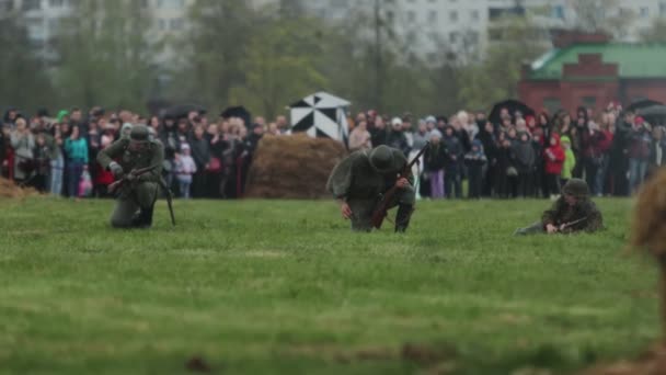 Niemieccy żołnierze Wehrmachtu strzelają z karabinu i atakują podczas rekonstrukcji II wojny światowej. Inwazja na ZSRR 22 czerwca 1941 r. Bitwa. BOBRUISK, BELARUS - 9 maja 2021 r. — Wideo stockowe