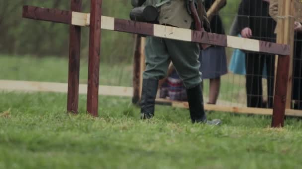 Deutsche Soldaten bewachen jüdische Gefangene, die während der Rekonstruktion der Ereignisse des Zweiten Weltkriegs hinter einem Zaun in einem Konzentrationslager stehen. Gelber Davidstern wird auf Kleidung genäht. — Stockvideo