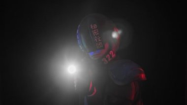 Siberpunk gelecek konsepti. Polis memuru polis, yarım adam dar alanda nişan alıyor. Biyonik robot duman içinde, duman. Fenerli silah silahı. Bilim kurgu sahnesi, fantezi, bilim. Kırmızı mavi ışık yanıp sönüyor