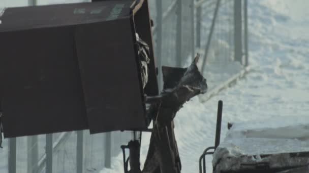 Eliminando basura en botes de basura con un camión de basura, un brazo hidráulico vierte basura de un bote de basura, de cerca. Invierno, nieve, industria — Vídeos de Stock