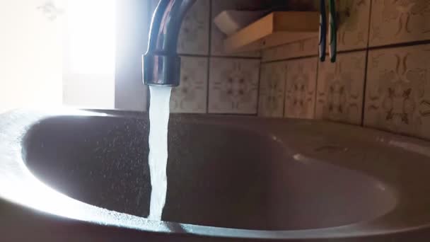 Wasser aus dem Wasserhahn fließt in Zeitlupe. Wasserkosten und -tarife, Wassersparen, Nahaufnahme. Hintergrund — Stockvideo