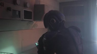 Siberpunk, gelecekteki dünya. Dişi cyborg Half Man silahını ateşledi ve polis memurunu öldürdü. Biyonik robot yere düştü. Bilim kurgu sahnesi, fantezi. Yarının dünyası. Sette. Film çekiminden sahne